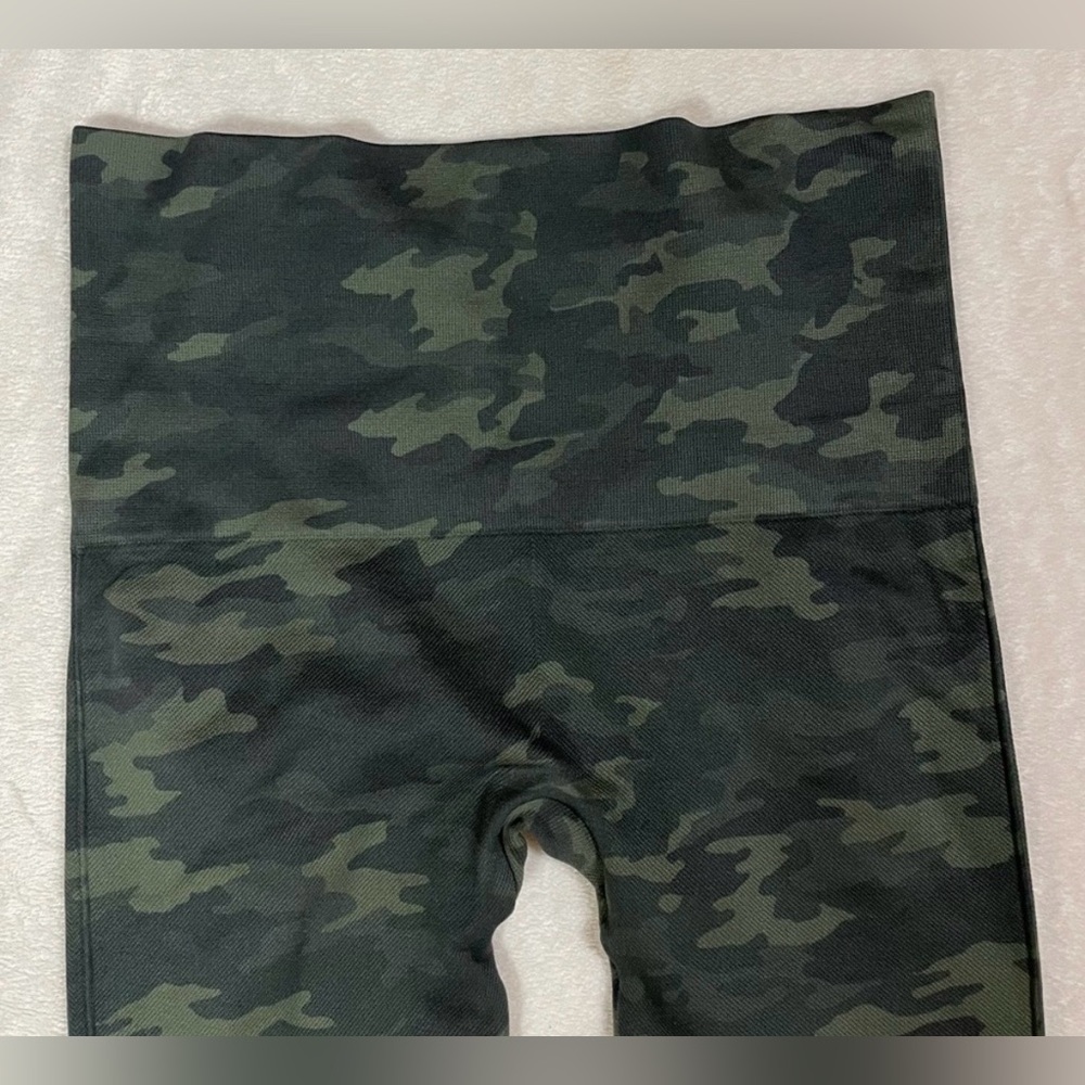 SPANX Look At Me Now Camp Leggings (M) - Picture 3 of 5